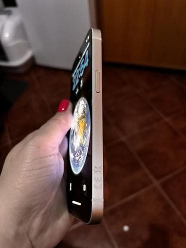 prodaja telefona polovnih: Apple iPhone 13 – bele boje - Ekran: 6.1" Super stanje telefona — 9