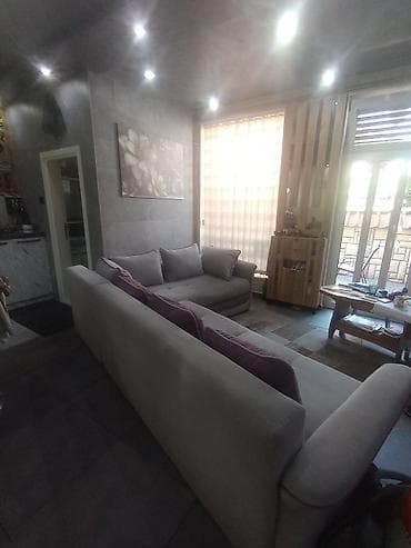 plasticne stolice sa alu nogama: Garnitura dimenzije 300x225. Trosed je duzine 180cm. Sa jastucima kao — 3