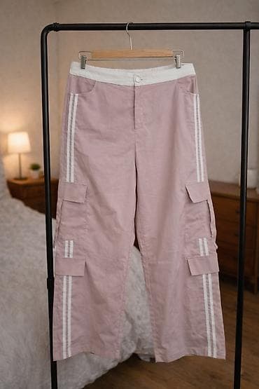 Ostalo: Ženske cargo pantalone – svetloružičaste sa prugama - Model — 4