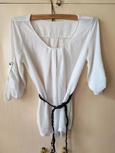 Roll-necks: Bela lagana tunika/bluza sa dužim krojem i crnim pletenim pojasom na — 1