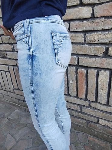 Farmerke: Amisu ženske farmerke, svetlo ispran denim (acid wash), uski — 2