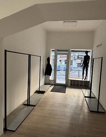 ceca stepic namestaj: Cena uključuje: -Pult, stolica za pult -3 slike -3 velika štendera — 1