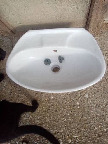 lavabo sa ormaricem i ogledalom: Mali lavabo ispravan potpuno samo ga treba oprati, dimenzije 34x31 — 1