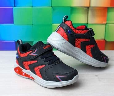 Patike sa led svetlima, lagane i efektne. Pertla je lažna, a čičak