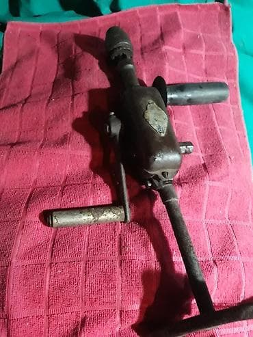 Ručna mehanička bušilica (tzv. “brace drill”/ručna kurbla) - Klasican