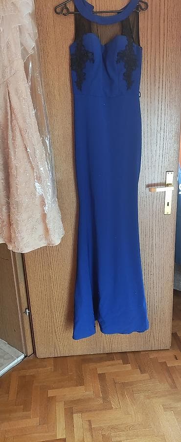 Elegantna duga haljina u kraljevsko plavoj boji. Model je uski, prati