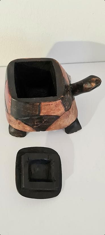 Ureznice: - Po jednoj ceni, na prodaju dve drvene kutijice u obliku kornjača. - — 10