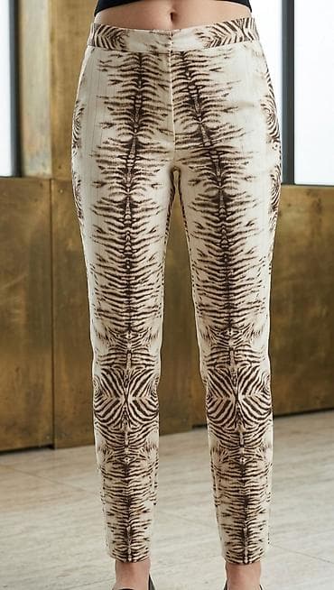 tople pantalone: Ženske pantalone sa printom inspirisanim animal šarom. Model je — 1