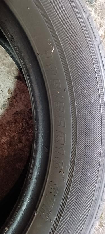 polovne garaze za auto: Auto gume,dve su letnje,par i jedna zimska,cena za sve tri — 6