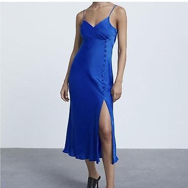 Satenasta midi haljina u intenzivno kraljevsko plavoj boji. Model na