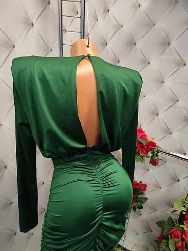Dukserice: Elegantna zelena haljina sa dugim rukavima i drapiranim gornjim delom — 2