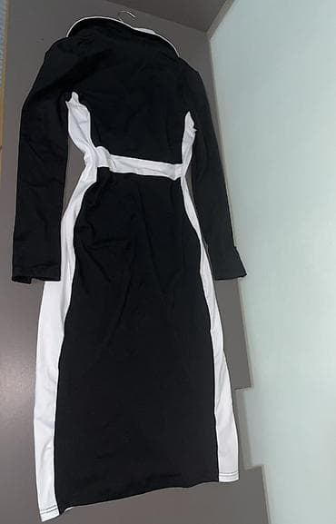 Personal Items: Elegantna crno-bela haljina midi dužine sa dugim rukavima. Model je u — 2