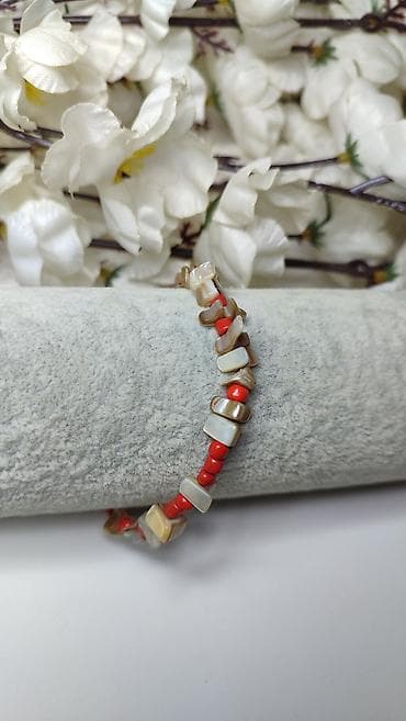mindjuse za celo uvo: Narukvica od školjki i crvenih perli - Dizajn: nežno asimetričan niz — 5