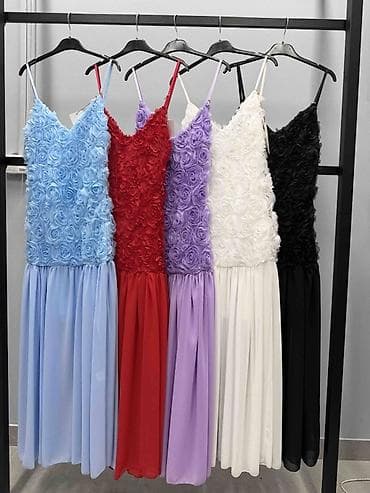 Haljine: Elegantna duga haljina sa tankim bretelama i 3D cvetnim reljefom na — 2