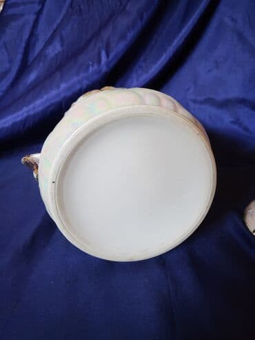 zemljane posude: Bombonijera 1914 do 1918g. porcelan,sedef glazura. Bombonijera je — 14