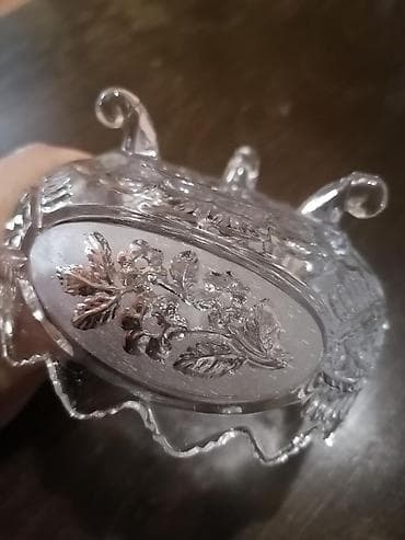 Sweatpants: Prodajem kristalnu bombonjeru iz 1972 godine
NOVO — 4