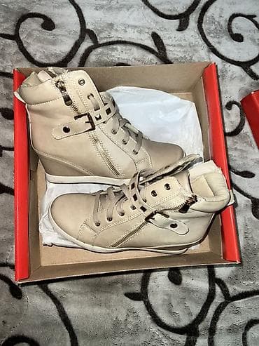 Ankle boots: Zenske cipele 
Krem boja
38 broj
Nove u kutiji — 2