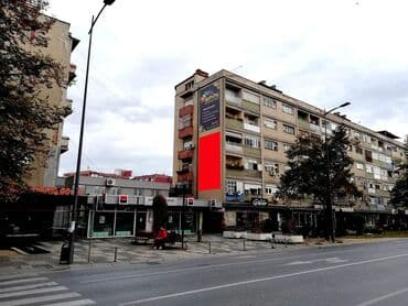 Veliki bilbord postavljen na fasadi zgrade. Bilbord je pravougaonog — 1