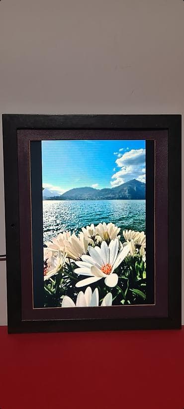 ram za fotografije: ▪︎ Digitalni foto‑ram sa ekranom u drvenom ramu: Compositor — 9