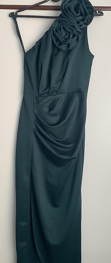 Elegantna večernja haljina u tamnozelenoj boji, asimetričnog kroja na