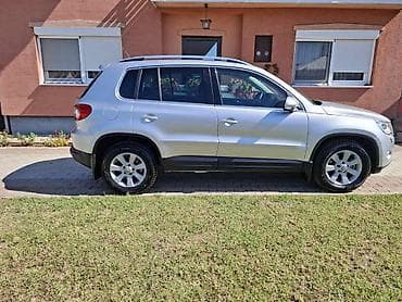 akumulator za tiguana: Volkswagen Tiguan 2.0 TDI, kompaktni SUV u srebrnoj metalik boji, sa — 3