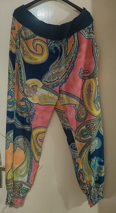 Šarene ženske pantalone sa paisley printom. Model je lagan i lepršav na lalafo.rs Šarene ženske pantalone sa paisley printom. Model je lagan i lepršav