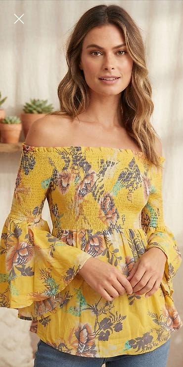 ps kombinezoni 2022: Ženska bluza na ramenima (off-shoulder) sa cvetnim printom. - Boja — 1