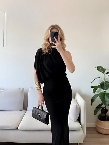 off white: Elegantna asimetrična haljina sa jednim ramenom
2600din
S M L — 3