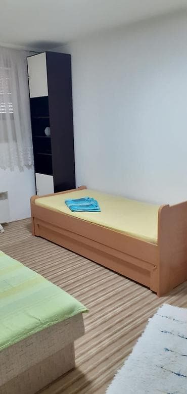 izdajem stan kuce i stanovi za izdavanje leskovac: IZDAJE SE DVOSOBAN STAN U CENTRU NIŠA Izdaje se potpuno namešten — 4