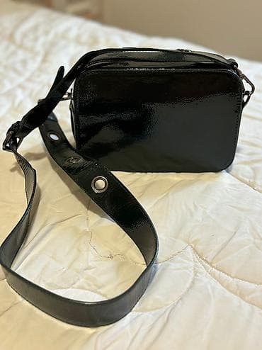 Novo! Lakovana zenska tasna na lalafo.rs Novo! Lakovana zenska tasna