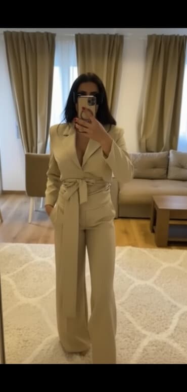 Suits: Elegantno žensko odelo – bež - Dvodelni komplet: sako sa pojasom i — 1