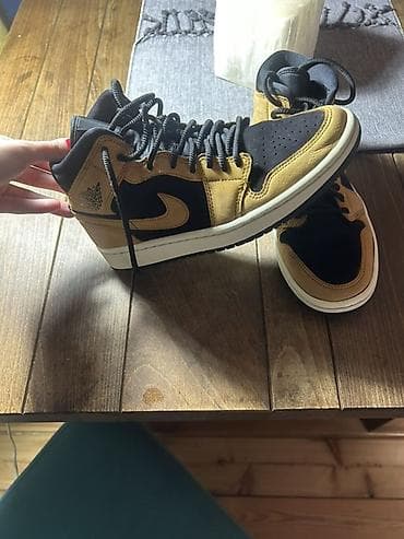 dsquared patike 2019: Nike Air Jordan 1 Mid Desert Ochre

Broj je 38,5 — 2