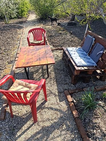 Vrtni set za sedenje – sto + klupa od paleta + 2 plastične stolice -