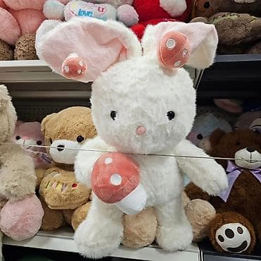 Beli zec sa dugim ušima koje imaju ukrase u obliku pečurki i veliku — 4