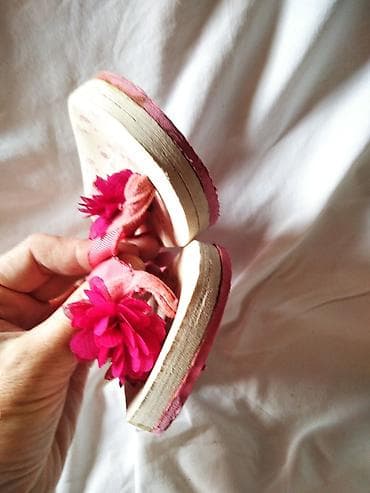 Ostala dečija obuća: Japanke sandale sa mašnama NEXT Veličina 25 ug uslikano 15 cm — 2