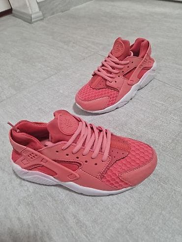 Trainers: Ženske patike u roze boji sa belim đonom. Detalji: - Gornjište — 2
