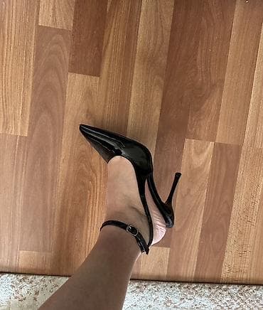 Crne lakovane salonke sa kaišićem oko članka - Model: špicasti vrh