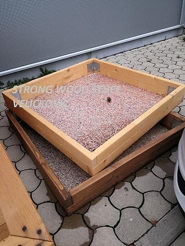 Peščanik napravljen od drveta i pod odd eko ploče dimenzije:100x100 cm