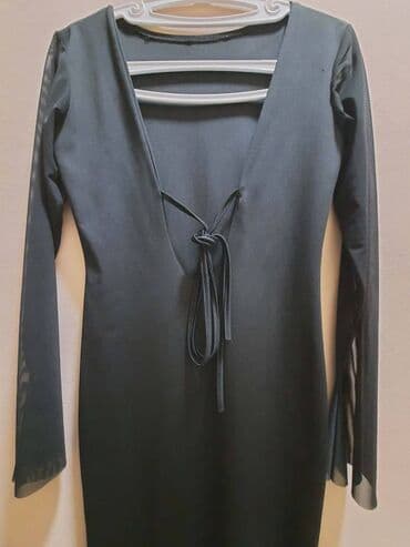 Nova midi haljina, rukavi od tila, pozadi je otvor do pola ledja, ima