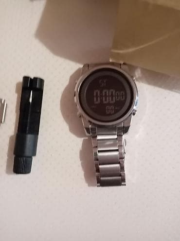 Na prodaju digitalni ručni sat metalnom narukvicom .Sat je ispravan — 4
