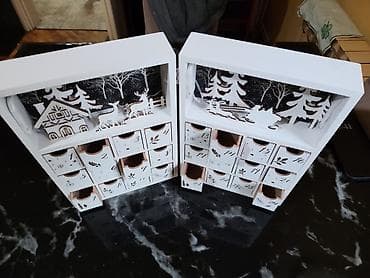 Textile: Drveni advent kalendar sa fiokicama, poseduje male lampice. Korišćen — 1