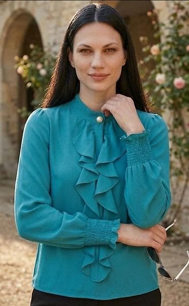 Ženska bluza u tirkiznoj boji sa elegantnim volanima duž centralnog