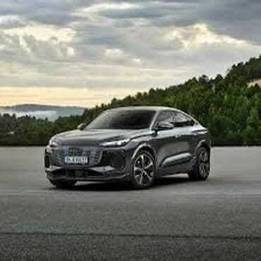 Kompaktni kupe SUV, tamno-sive boje, sa sportskim dizajnom i