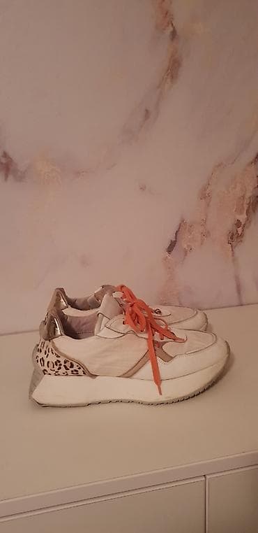 Patike kvalitetne sa platformom i detaljima životinjkog printa. -