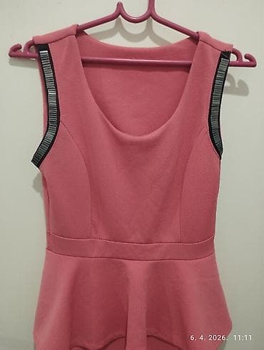 mini parfemi 5 ml: Elegantna ženska haljina bez rukava u puder‑roze/koralnoj boji. Model — 2