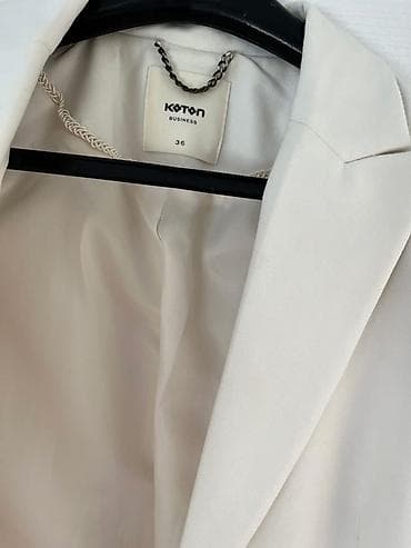 koton blejzeri: Elegantni ženski sako Koton Business - Boja: nežna krem/bela - Model — 4