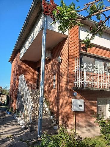 Porodična kuća u Surduku sa uređenim dvorištem - Dvospratna zidana