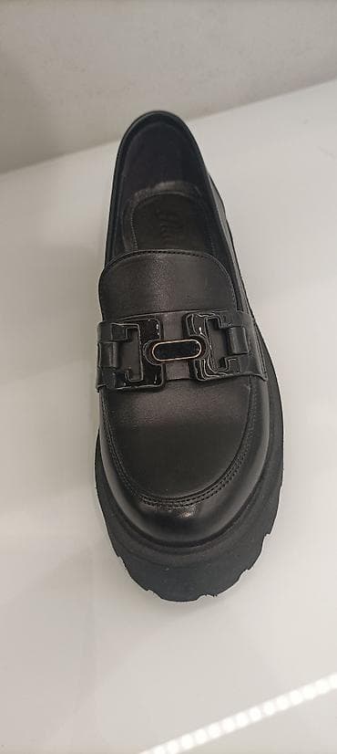 bele ravne cipele: Ženske mokasine – crne, platforma - Model: klasične mokasine sa — 1