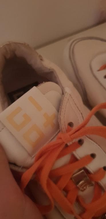 zlatno bela haljina: Patike kvalitetne sa platformom i detaljima životinjkog printa. - — 9