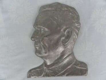 sat na navijanje: Poprsje druga tita, reljefno, aluminijum, 23 cm — 1